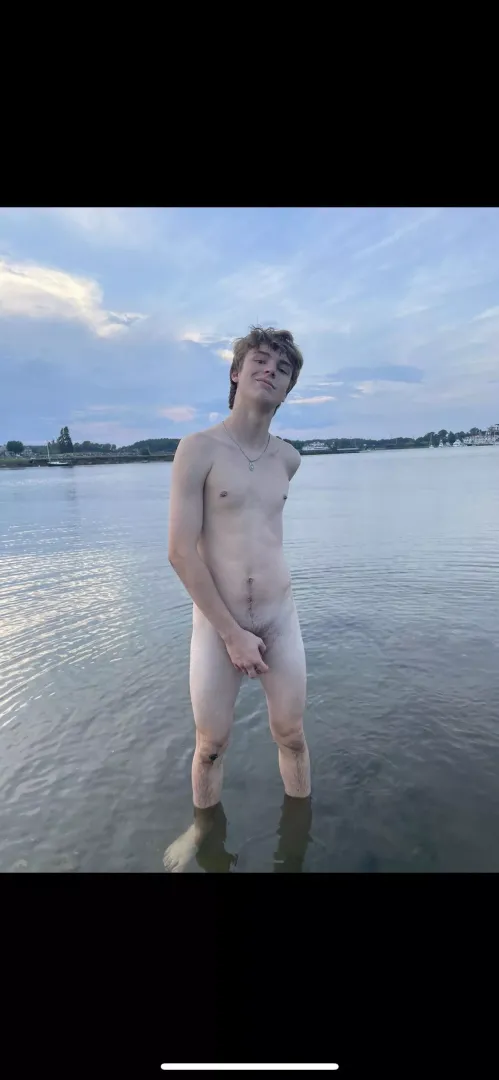 Who wants to see me take my hand away