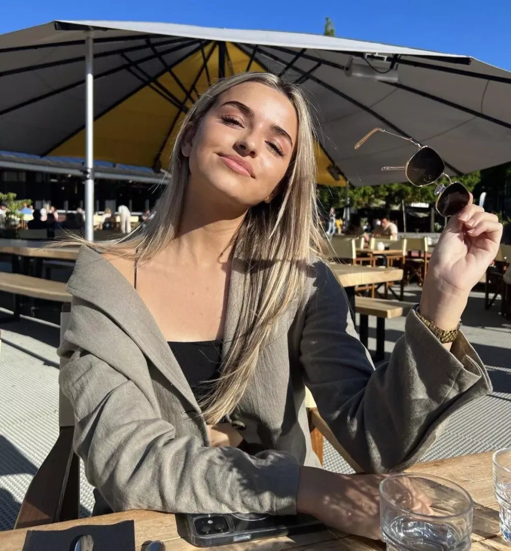 Who wants to trib her dm me for more pics