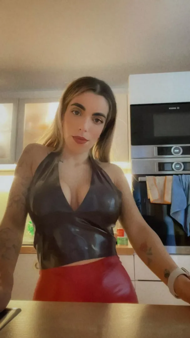 Who will entertain this Dominant women tonight...