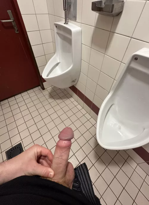 Who would like to be my urinal? 💦🤩