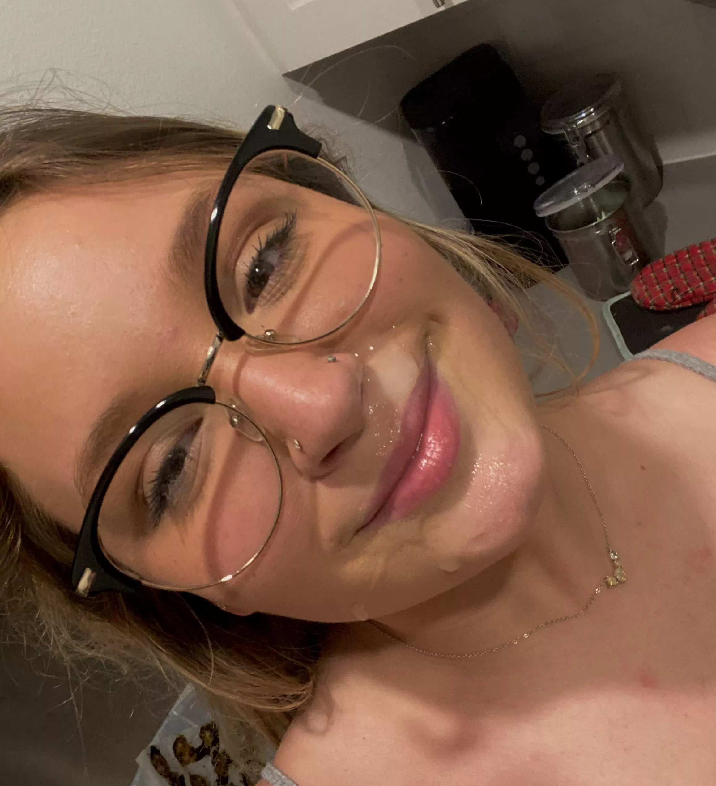 Who wouldn’t wanna bust their load on a cute blondies face ?!