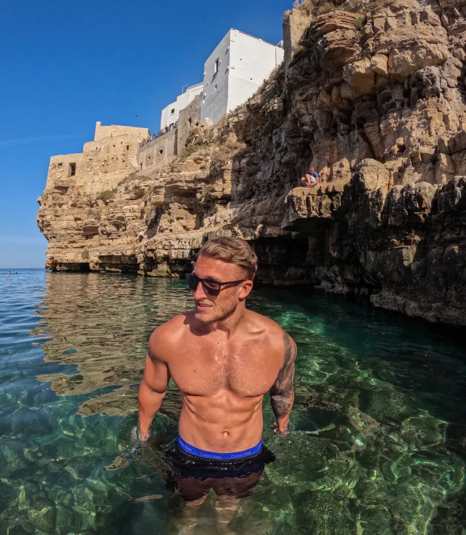WHOS COMING IN? [m]