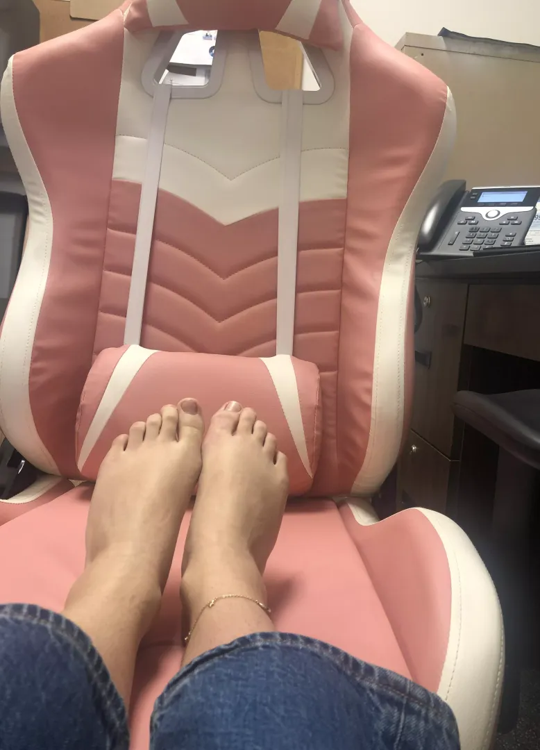 who’s gonna rub my feet after work 🥺
