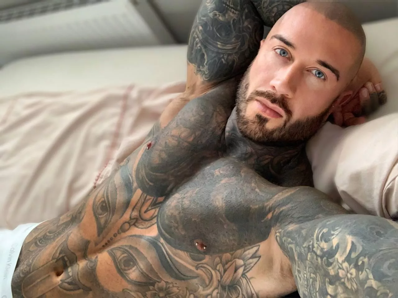 Who's hole can daddy use ? 😏