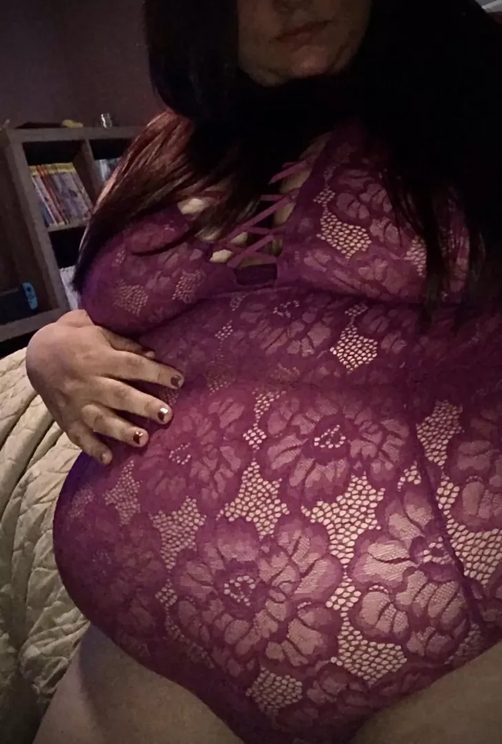 Wishing someone was here to play with my belly 🥺