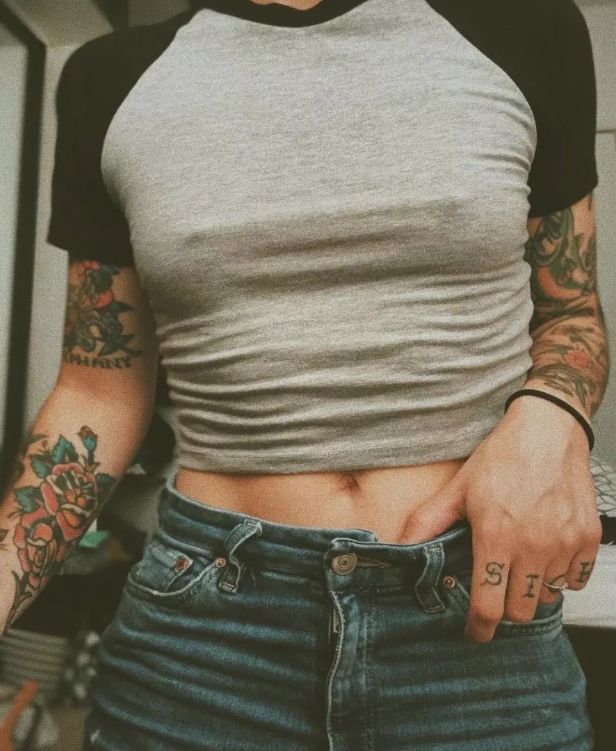 wonder why everyone kept staring at me today 🤷🏼‍♀️ [f]