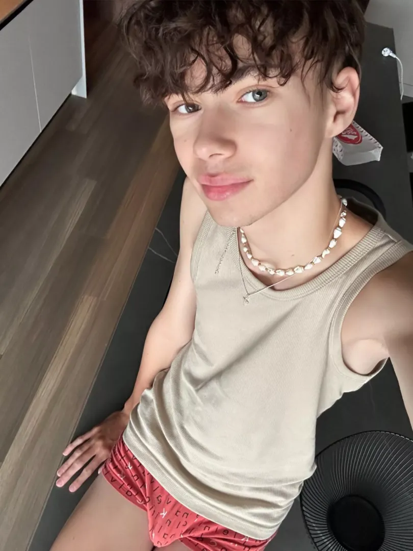 Wondering, do you have a favorite kinky activity? I'm into handing over control and submitting to dominance.(19yo, 125lbs)