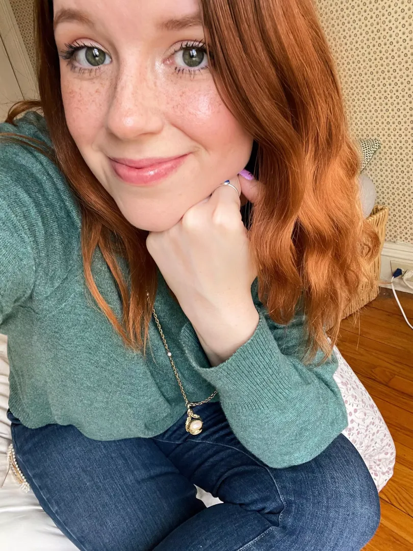 Wondering if I can hypnotize you with just my eyes… [F]