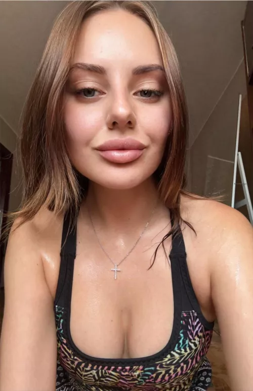 Wondering what's prettier, my cleavage or face :)