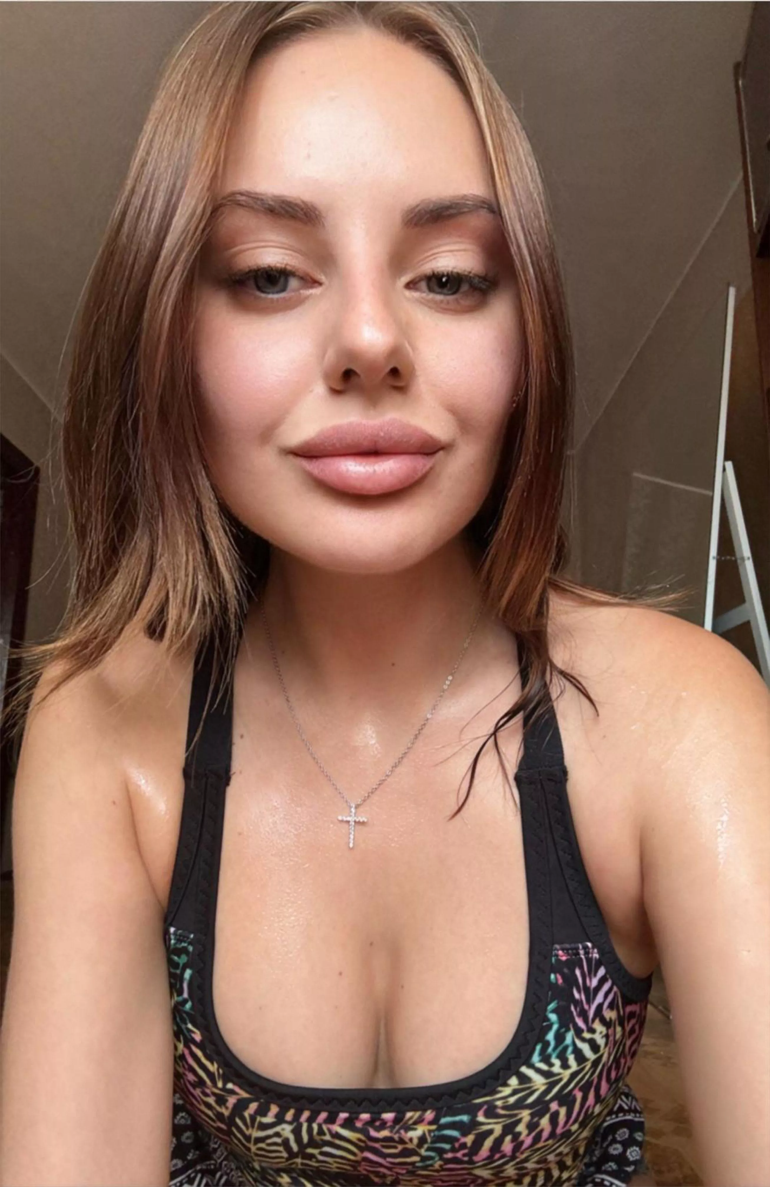Wondering what's prettier, my cleavage or face :)