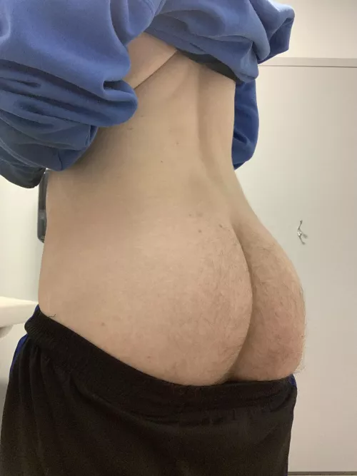 Wonna see in between these cheeks? DM me I’d love to spread it for you!