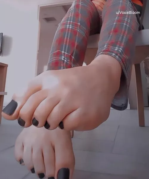 worship my toes 🖤