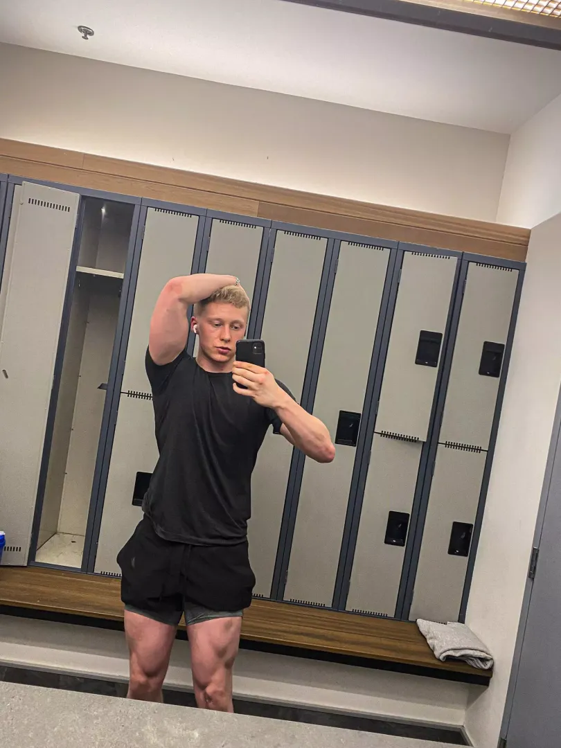Worship these thighs amd feet before my gf gets home