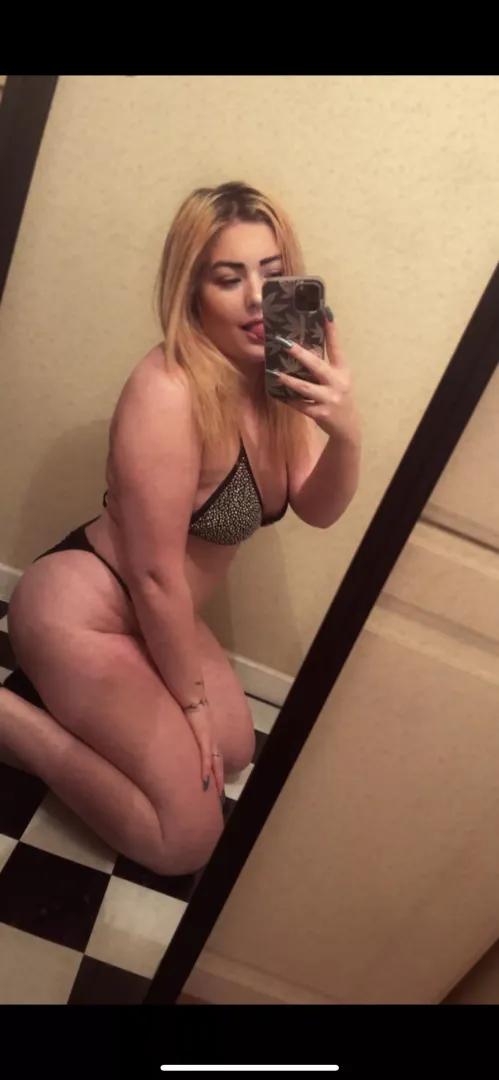 Would anyone want a New Year’s kiss from me😘