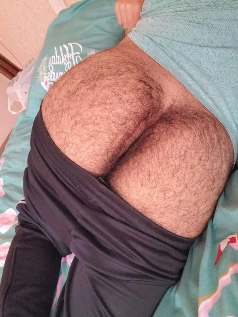 Would love if a man could spread my cheecks and lick my hole.
