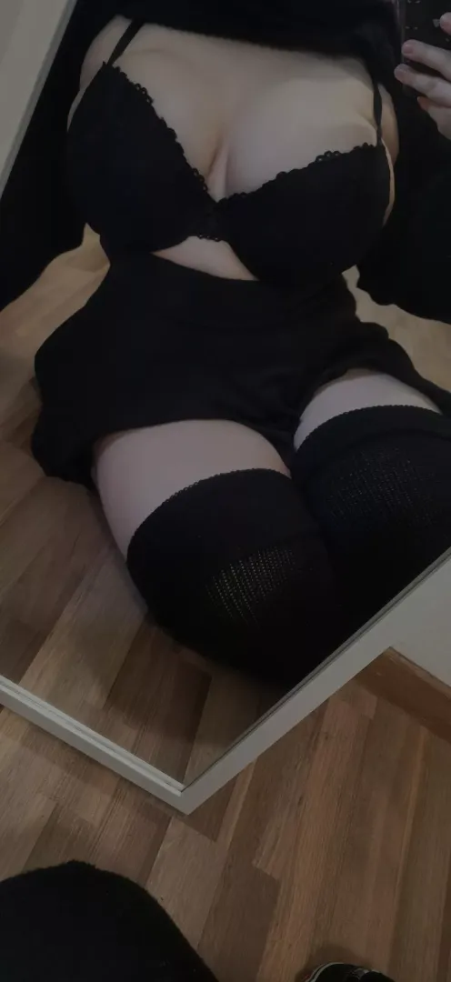 Would u date a chubby goth girl like me ? :>