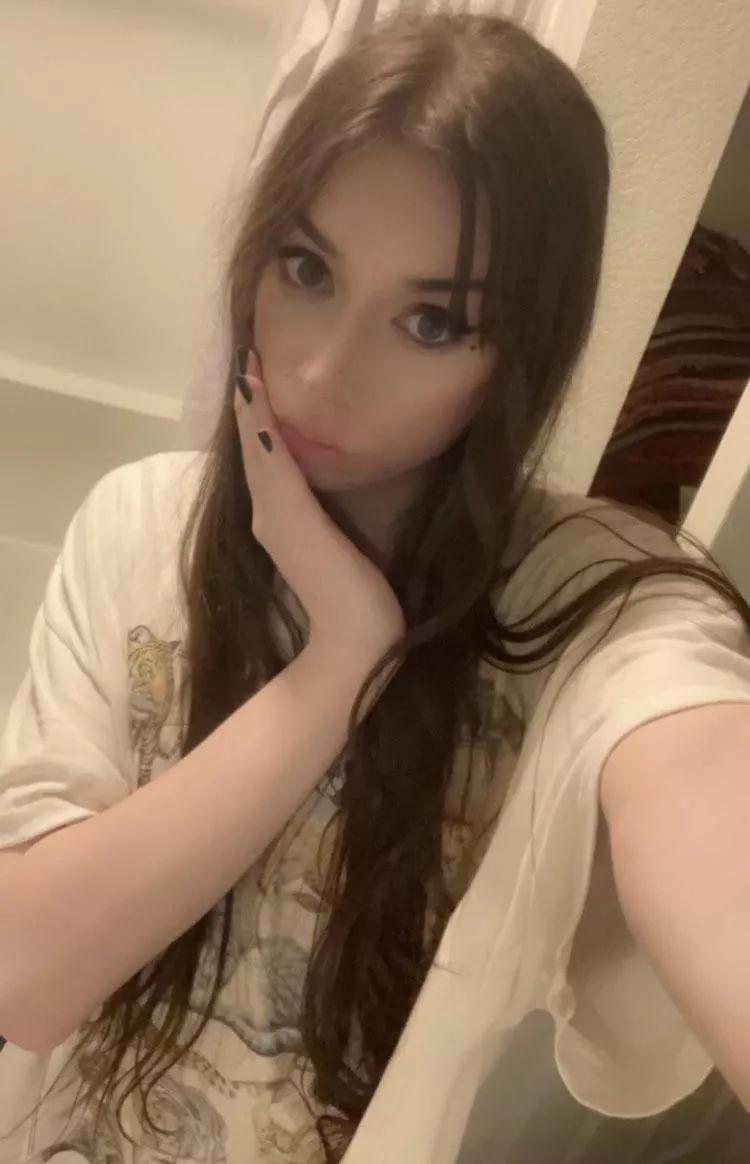 would u like me to send you nudes daddyy? 😌