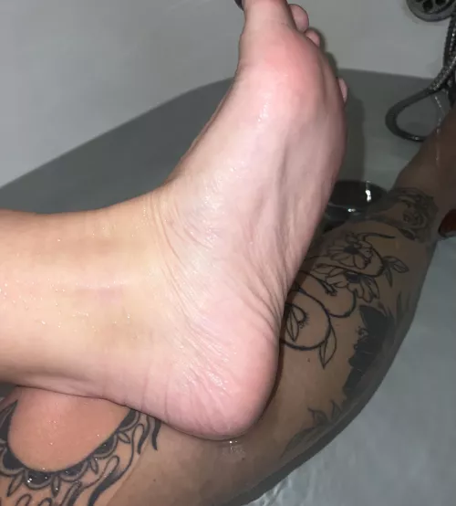 Would you be a good boy and slurp the water from my wrinkly soft feet and be my foot slave? 😈 dms welcome x
