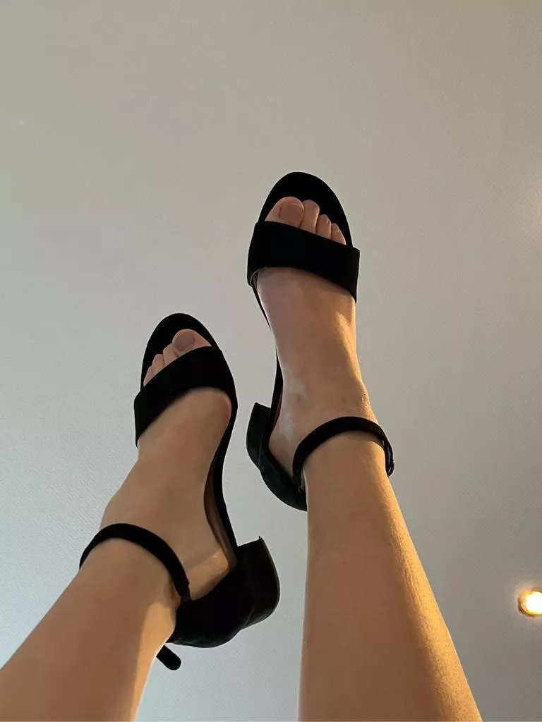 Would you be able to walk by without staring 😈
