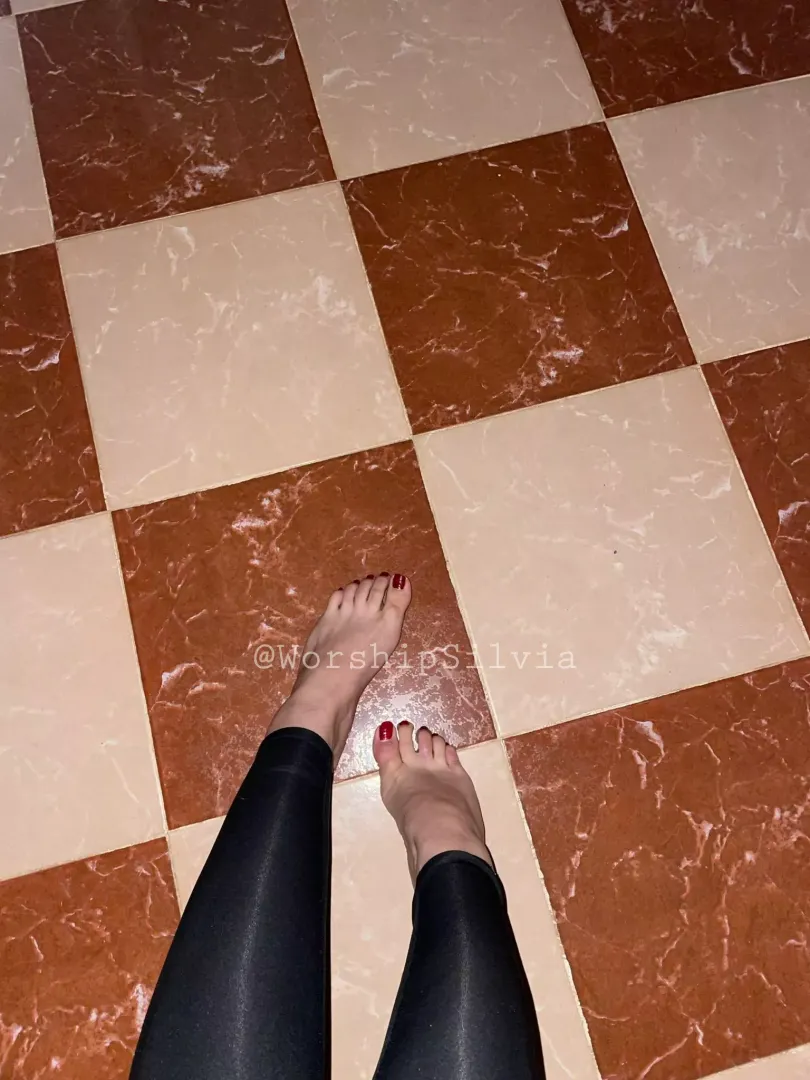 Would you be my feet servant? 🩷
