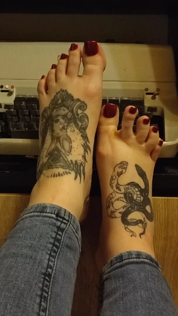 Would you dare to worship my feet?😈