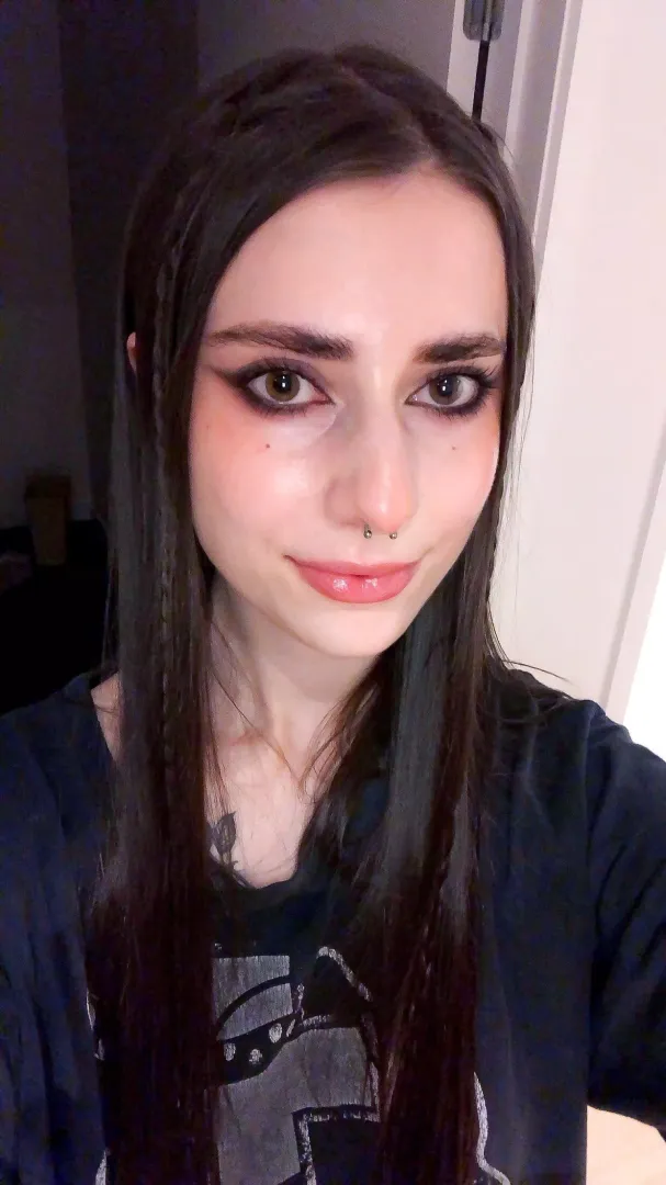 would you date a goofy lil goblin who spends all her time looking at memes? 🧌