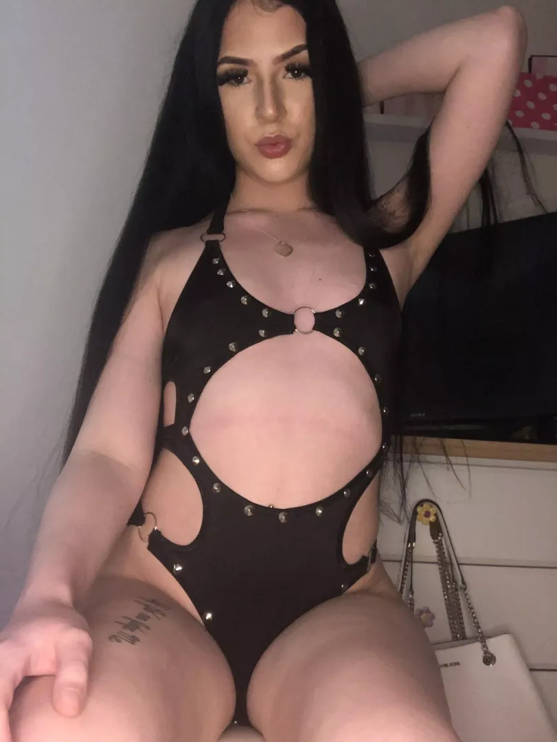 Would you fuck me on the first date? 😈