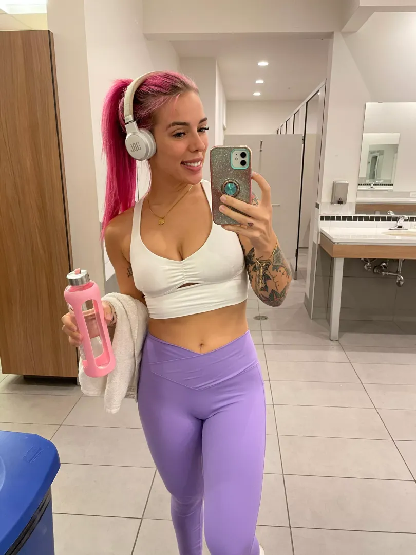would you fuck me through my leggings? 😏 (@alexawild_) [instagram]
