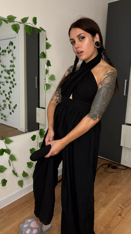 Would you go on a date with a girl who has something suspiciously sticking out?