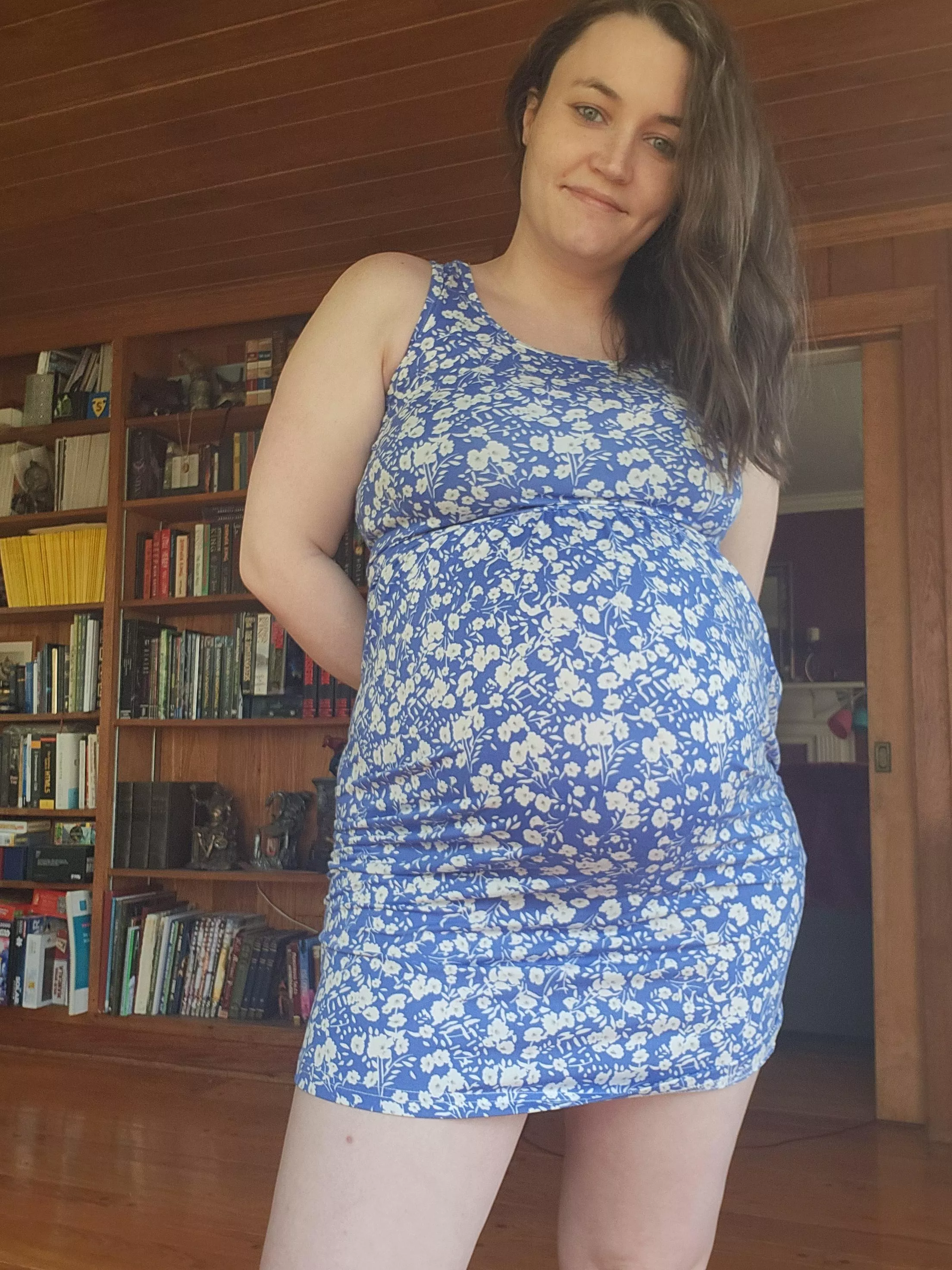Would you go on a picnic and pick flowers with a preggo girl like me? Fucking included of course 🌼 🌸 💐 🌼 🌸 