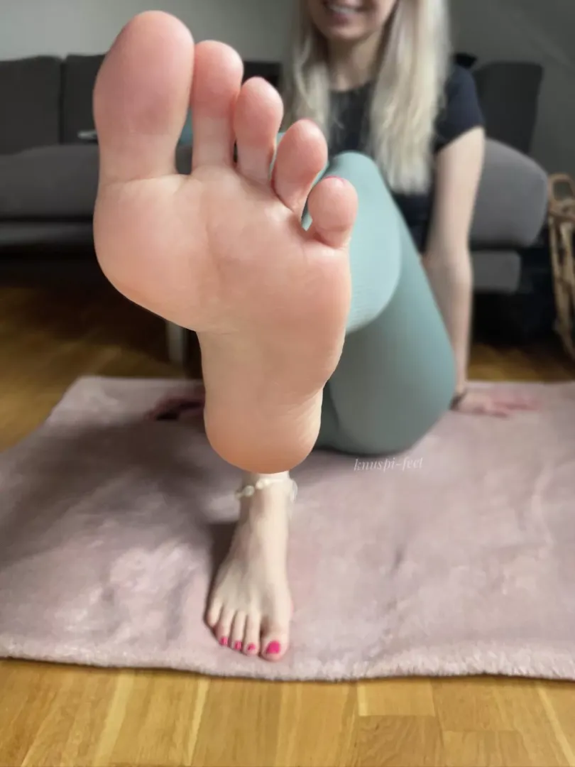 Would you grab that foot? 🤍