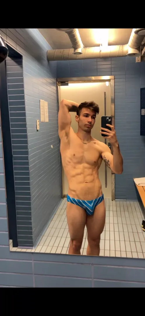 Would you have fun with me at the pool even tho its risky?👅