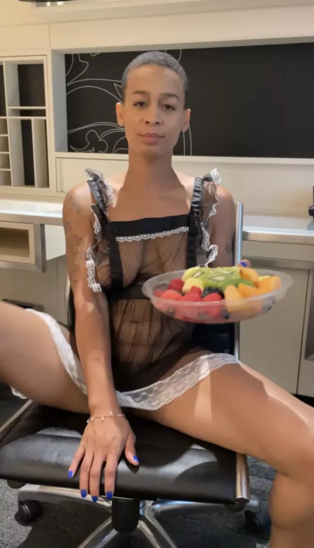 Would you let me serve you fruit in bed? Join me! 25% off ends today!