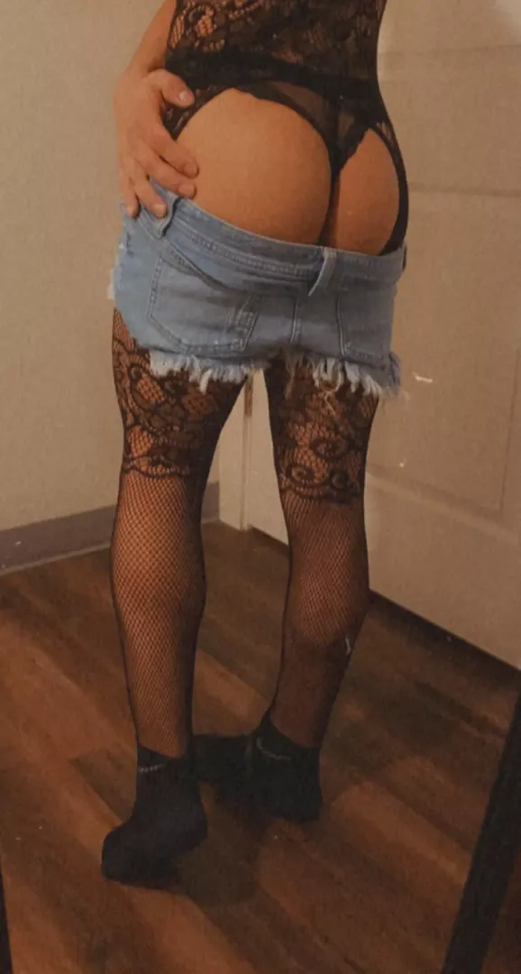 Would you pull the panties to the side daddy?? 🍑🍆 😛😛