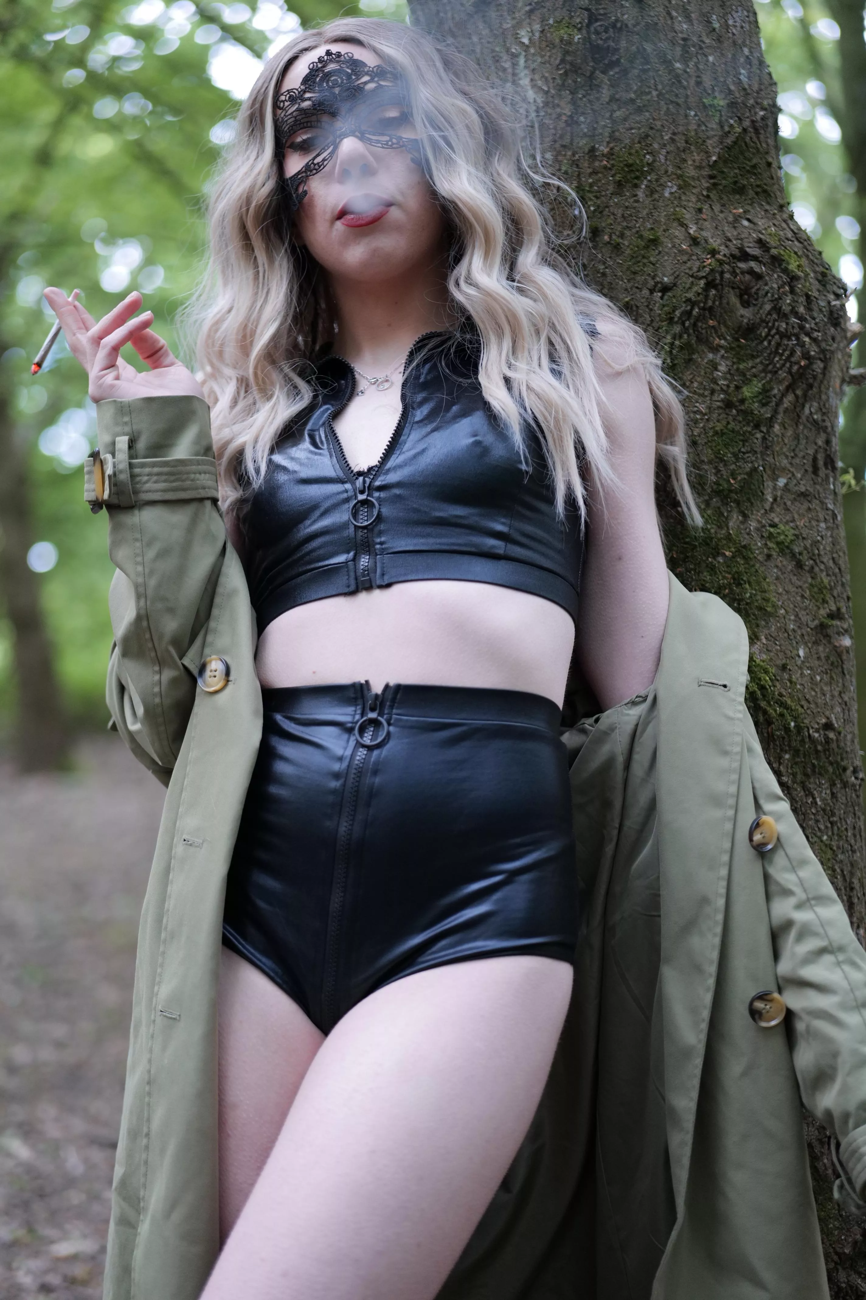 Would you smoke with Mommy in the woods? 🌳