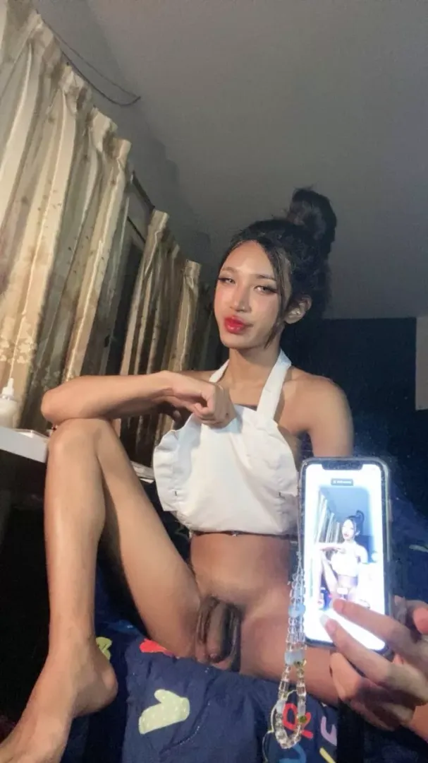 Would you suck off a trans girl before the first date? 🫢