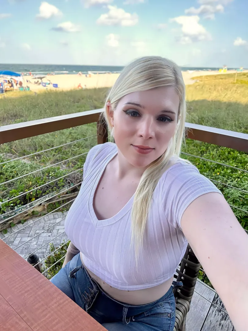 Would you take a curvy femboy out to dinner? 🥹