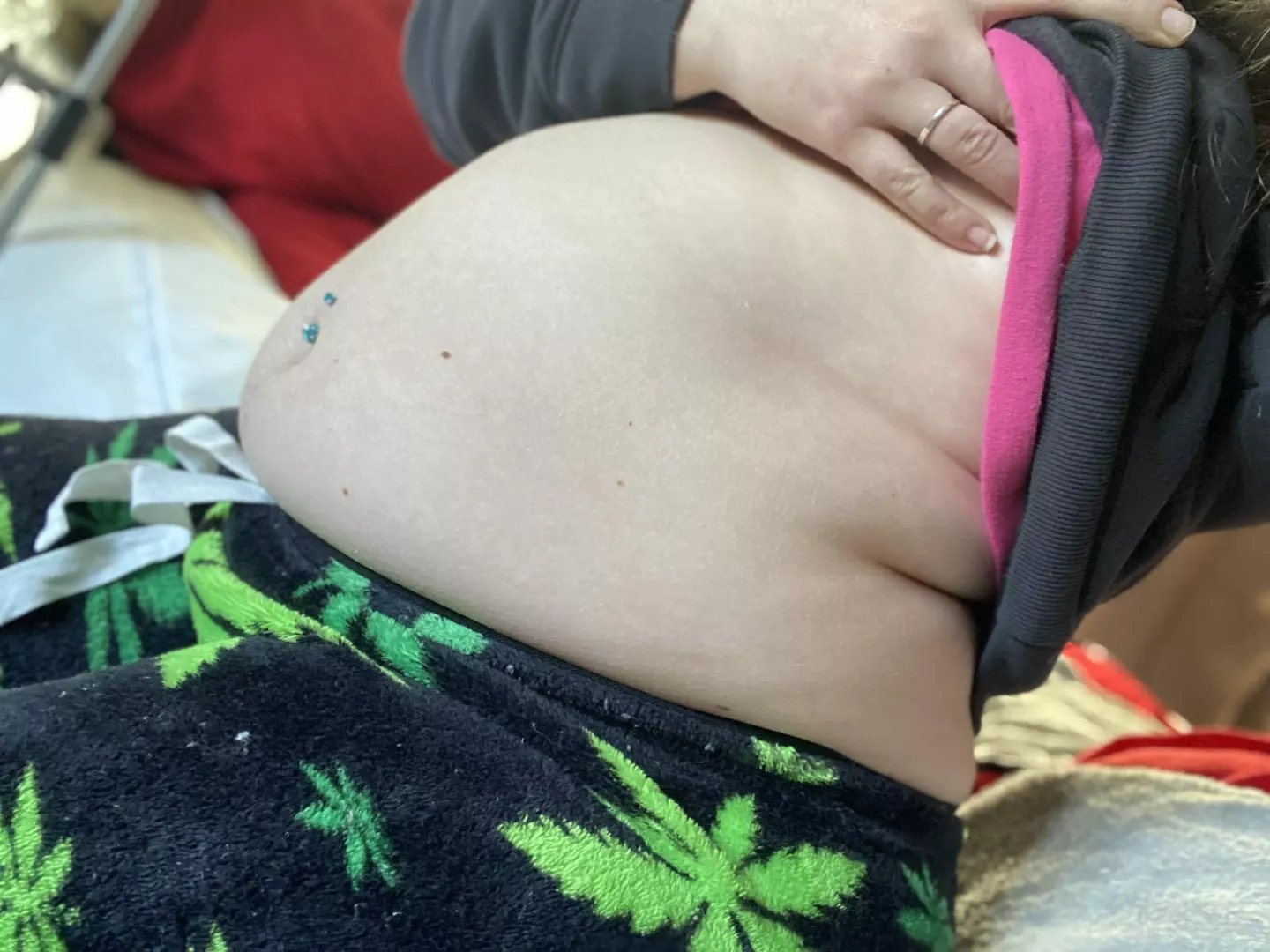 wow ! belly is reallly starting to hang🤭