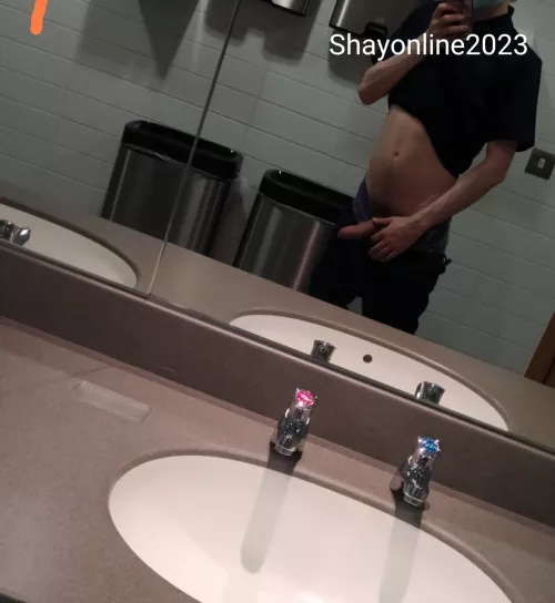 Wwyd if you found me jerking it in the middle of the room? M18