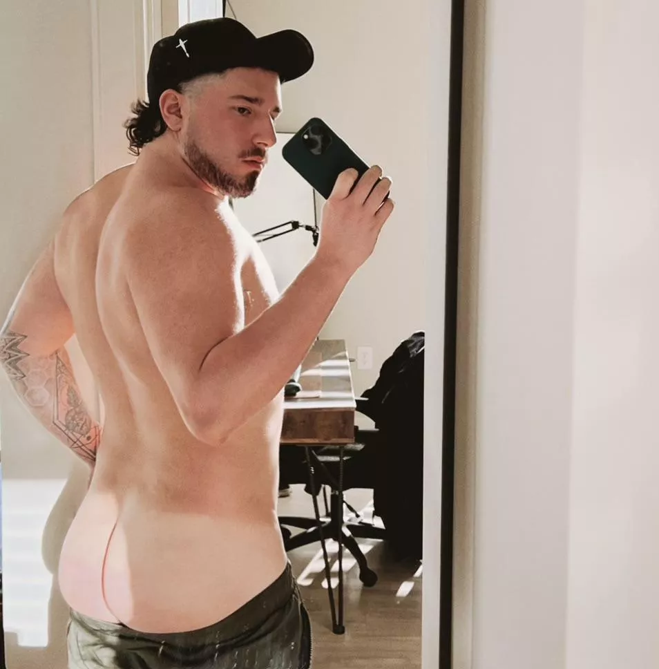 y’all into fat asses over here? 😈