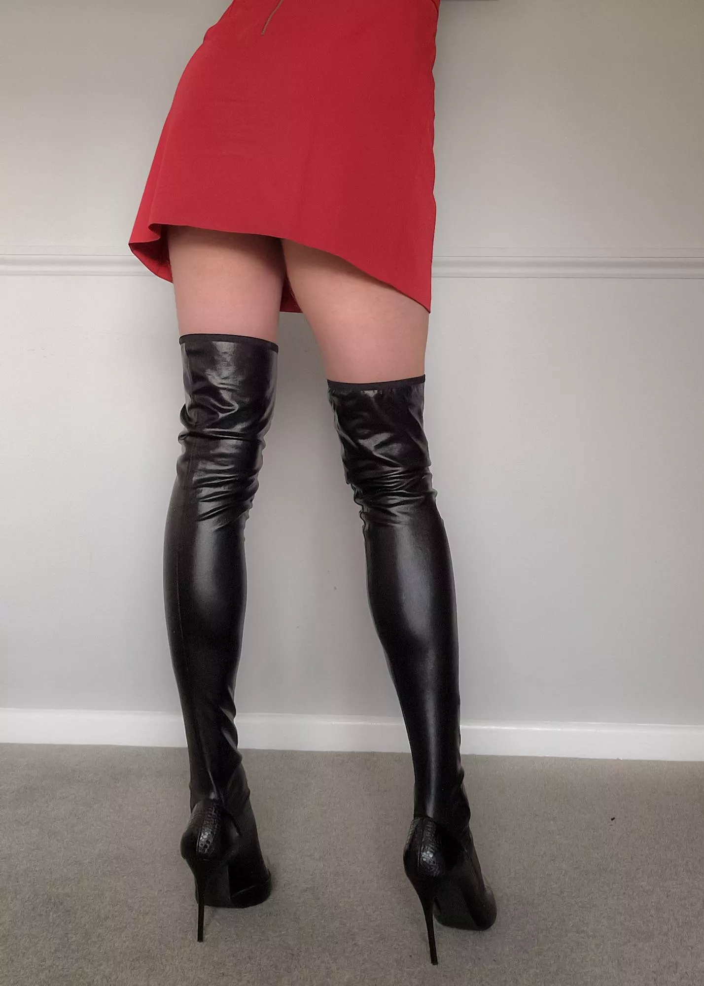 Yay, I'm verified! Thanks, Mod. Here's me in my fave wet-look stockings.