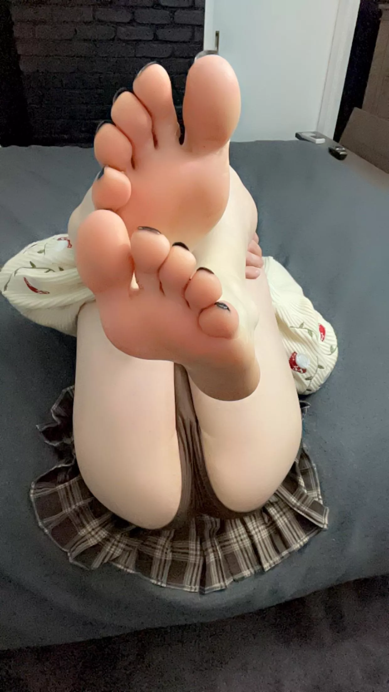 You can finish on my soles if you want? 🤭