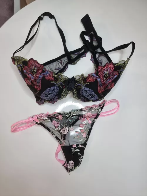 👀You can see my pussy here! .. Will you remove it from me quickly?