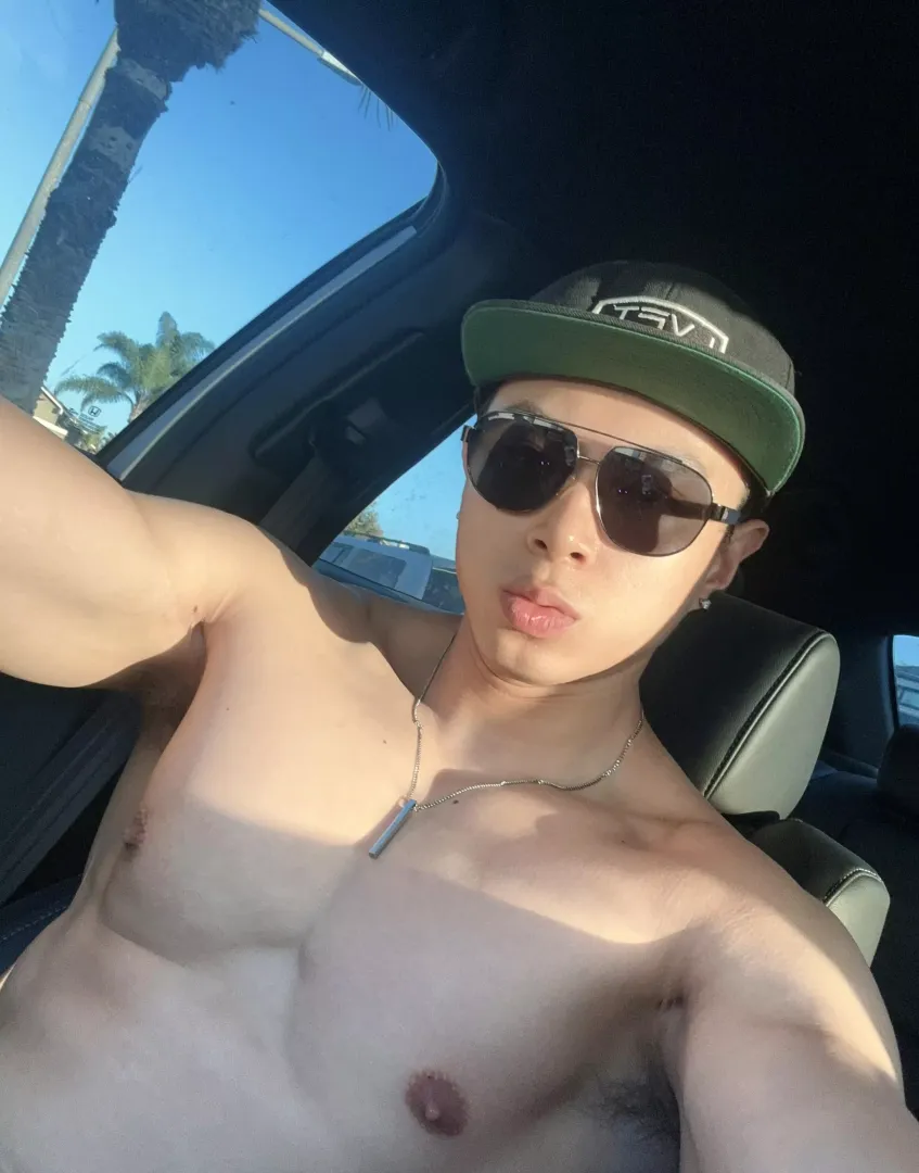 You like fit asian boys? 🥵