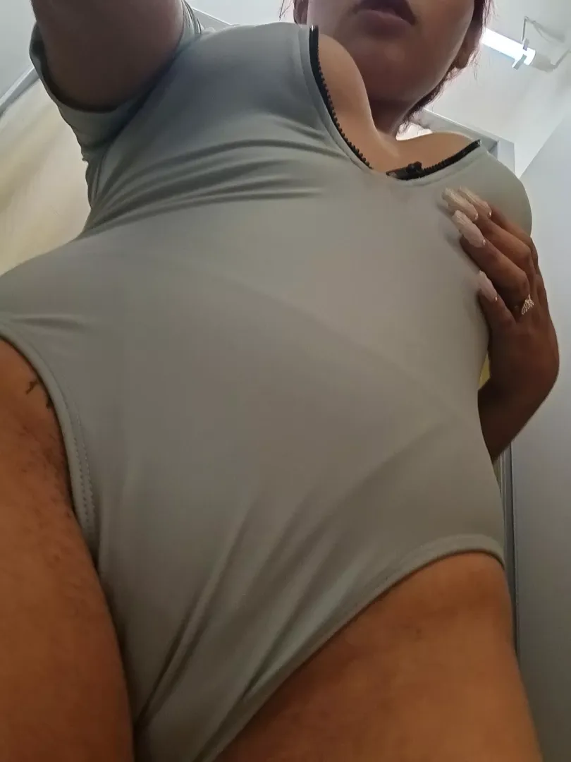 you like how this swimsuit reveals my waist?