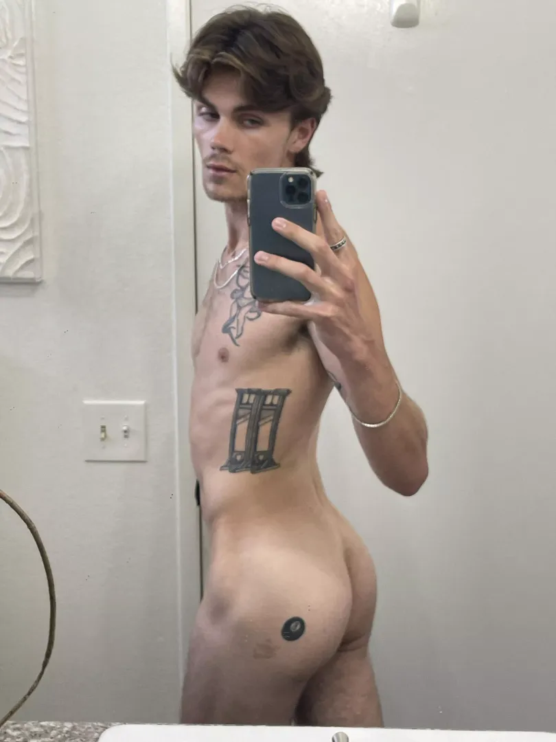 You think it’s cute? 😊🍑