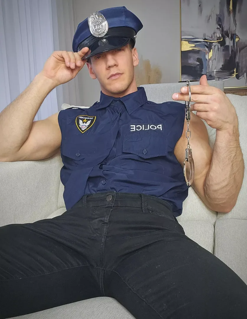 You want the good or bad cop 😈👮‍♂️🔗