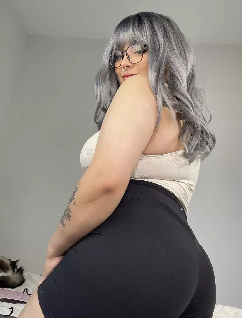 Young and perky 🍑😋