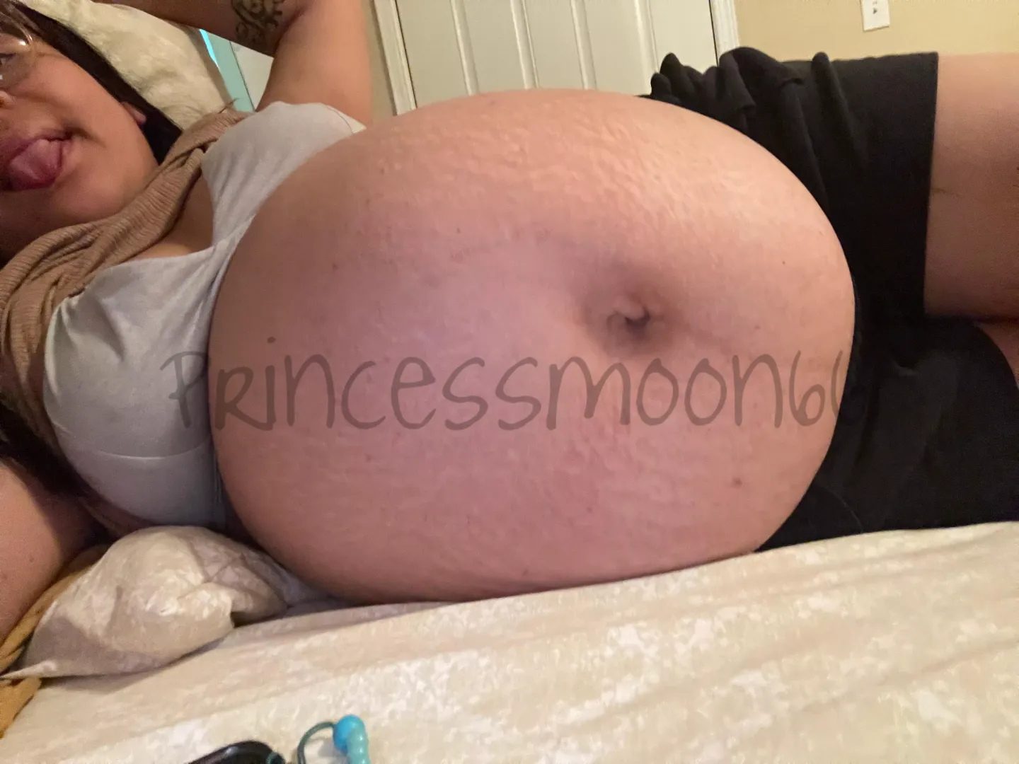 Your favorite pregnant mommy 🤰🏻🎂🥰