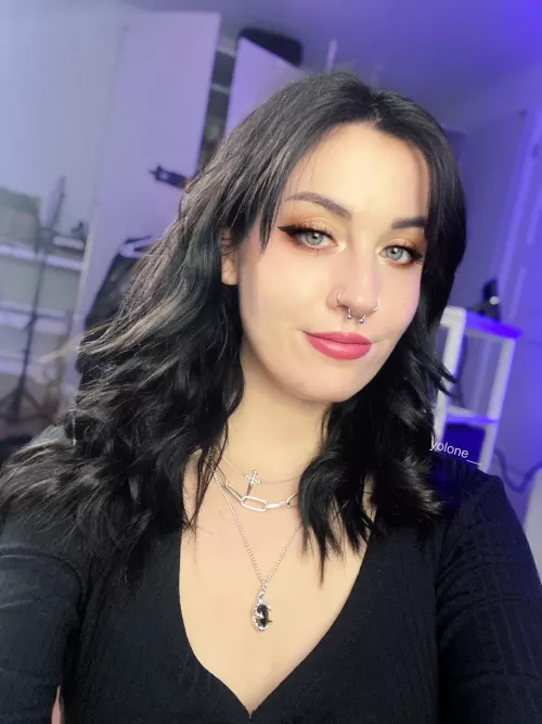 Your goth goddess is now completely raven haired 🖤